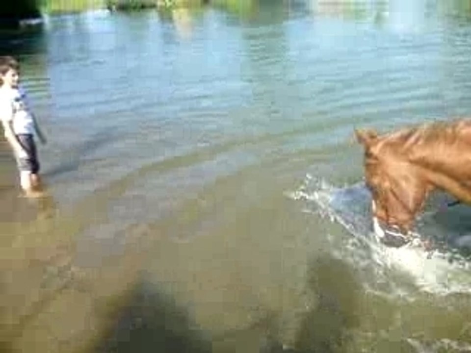 Mes pieds sont dans l'eau mes pieds sont dans l'eau !