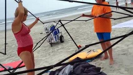 On lui vole ses affaires à la plage et il filme la scène ! La réaction des voleuses est dingue !