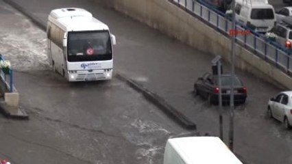 Erzurum'da Sağanak Yağış Hayatı Felç Etti 2