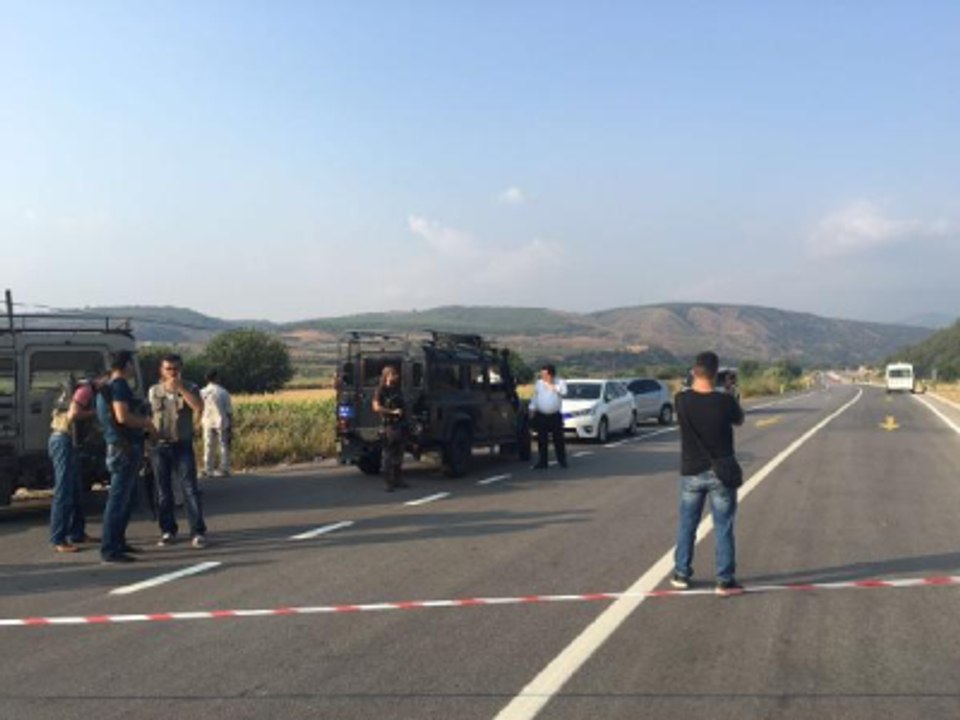Pkk, Polis Aracı Geçerken Yol Kenarına Yerleştirdiği Patlayıcıyı İnfilak Ettirdi