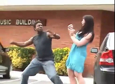 Un homme veut frapper sa copine quand tout à coup....