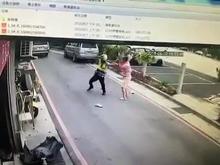 Carnicero atacó con un cuchillo a un oficial de tránsito