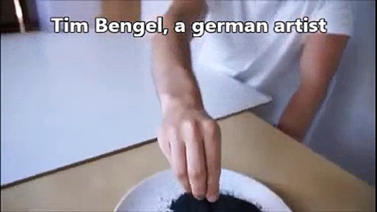 Tim Bengel dessine d’impressionnants tableaux à base de sable et de colle