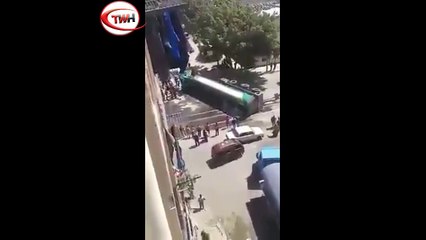 Kaza sonrası benzin tankeri alev aldı.