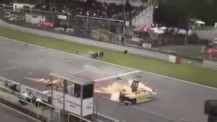 Une Lamborghini se crash en pleine course, il ne reste plus grand chose !