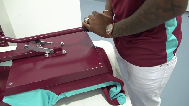 André Ayew floque lui-même son nouveau maillot !