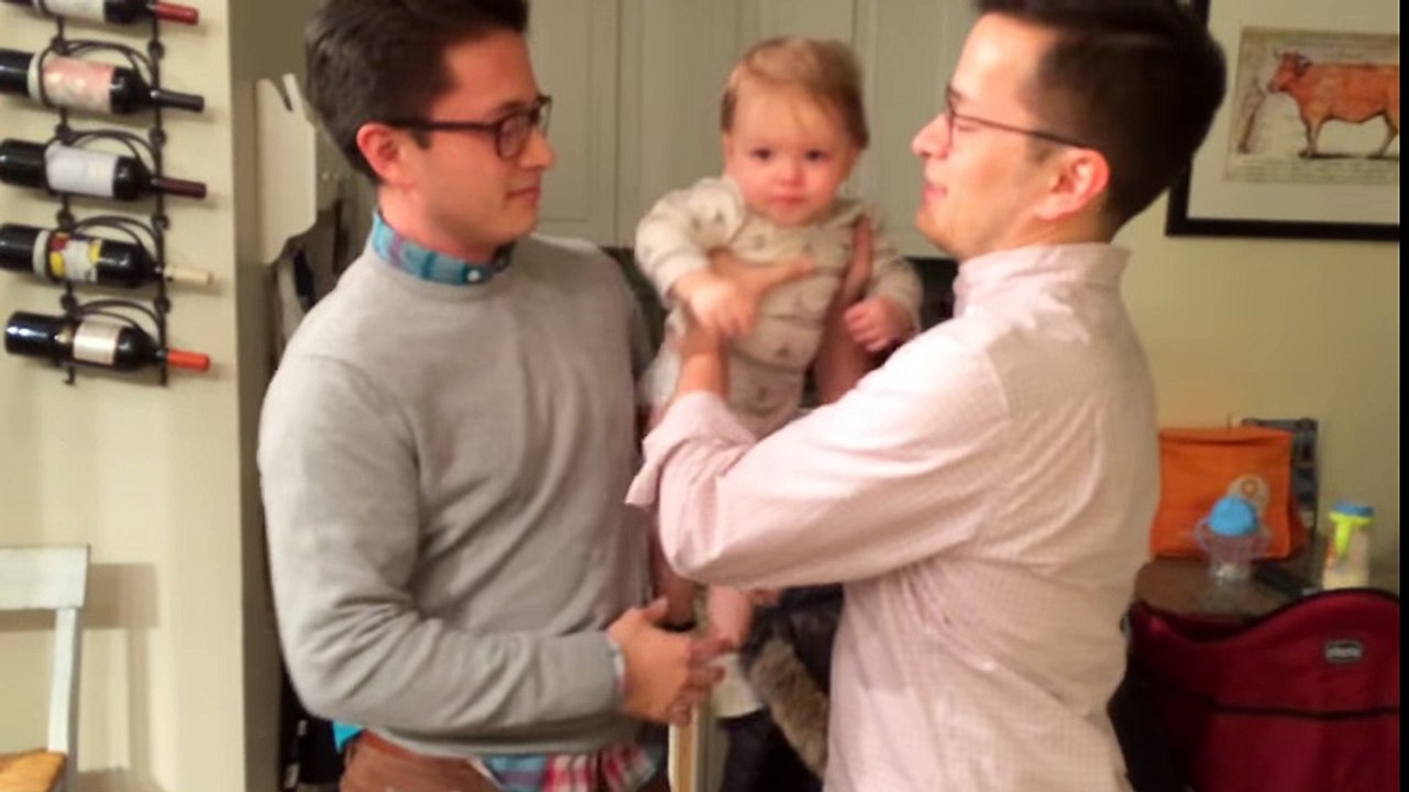el papá con su hermano gemelo confunden a su bebe