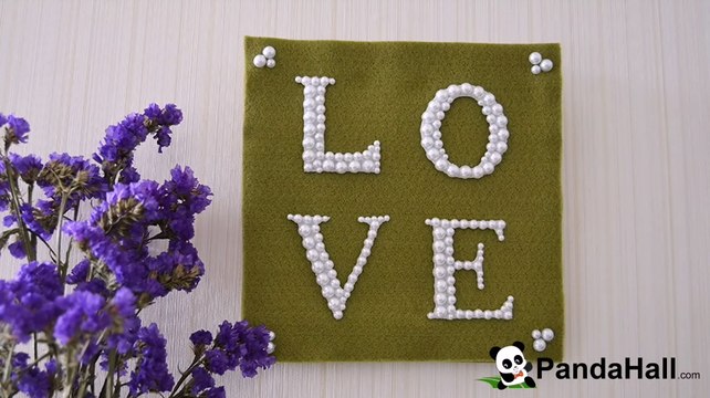 Vidéo 30 Comment faire une décoration de mur feutrée avec cabochons acryliques blancs