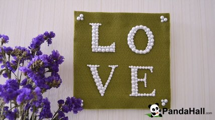 Vidéo 30 Comment faire une décoration de mur feutrée avec cabochons acryliques blancs