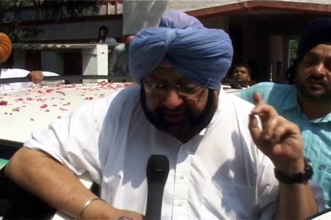 Captain Amrinder Singh helps Farmer