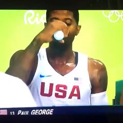 Quand Paul George oublie qu'il n'est pas en NBA...