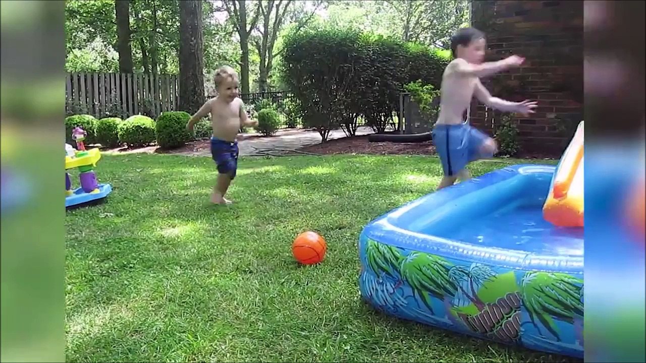 un gamin pas très habile essai de faire comme son pote.. Fail