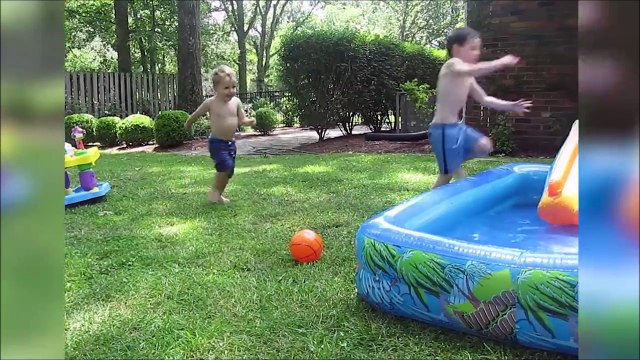 un gamin pas très habile essai de faire comme son pote.. Fail