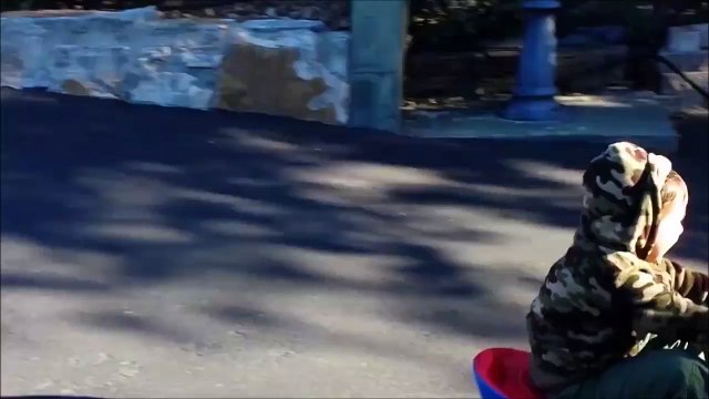 Quand maman s'amuse avec les jouets de ses enfants... Fail