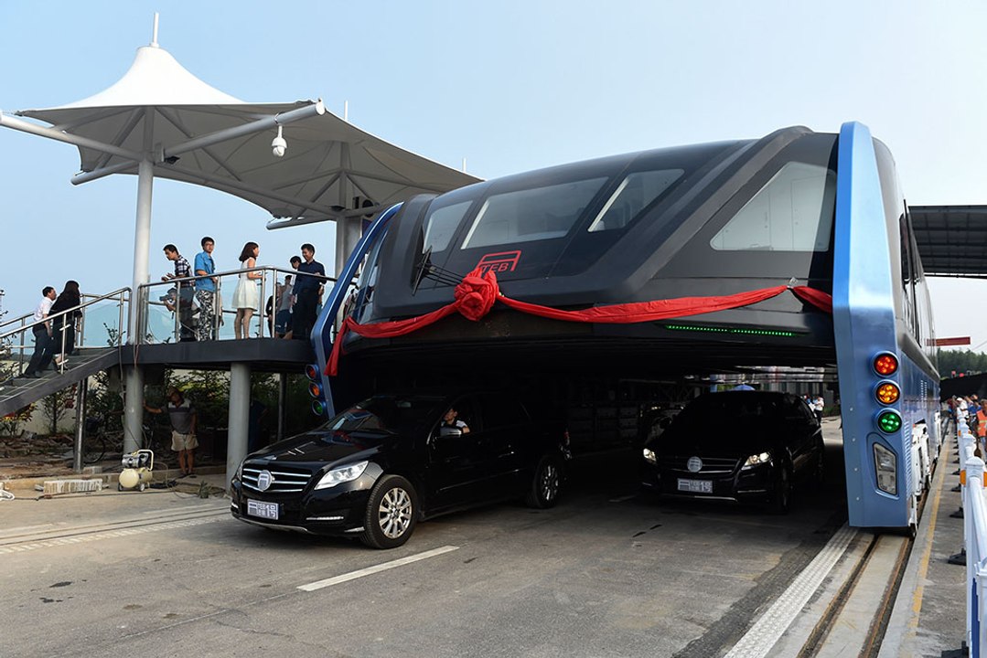 China's futuristic straddling bus launches 1st road test TBE-1
