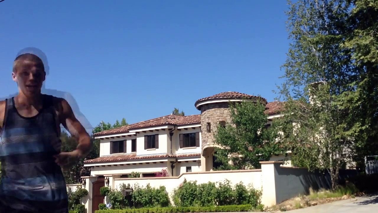 Saut par dessus une voiture en marche  FAIL