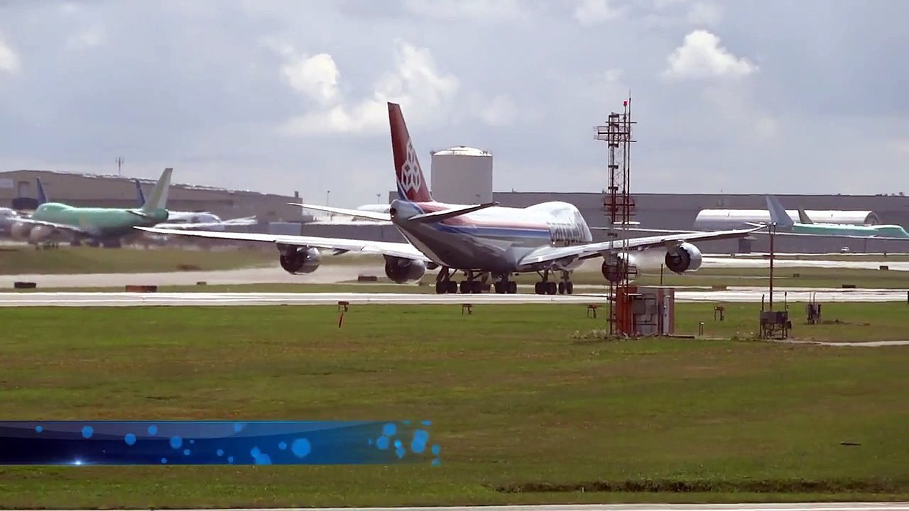Ce Boeing 747 fait au coucou en se balançant au décollage!