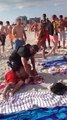 Policier VS deux hommes sur la plage (Floride) - Costaud le mec