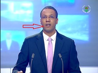 مقدم النشرة في التلفزيون الجزائري يدرف الدموع و السبب مجهول !!