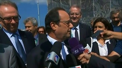 Rio 2016 - en visite à Rio, François Hollande vante les mérites de Paris-2024