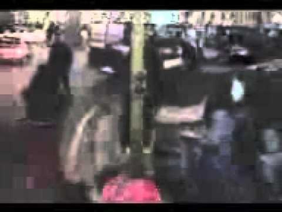 الشرطة تضر المدنين.3gp