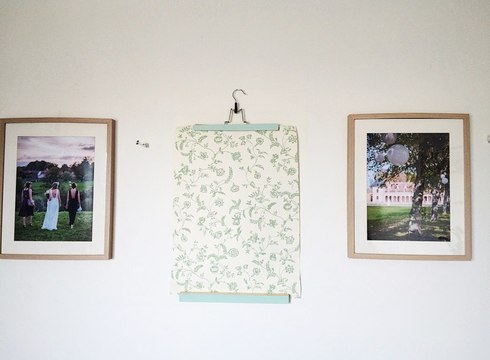 Tuto facile : une décoration murale avec un cintre et du papier-peint