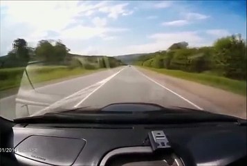 Quand deux débiles se retrouve sur la route, ça donne ça : un gros crash