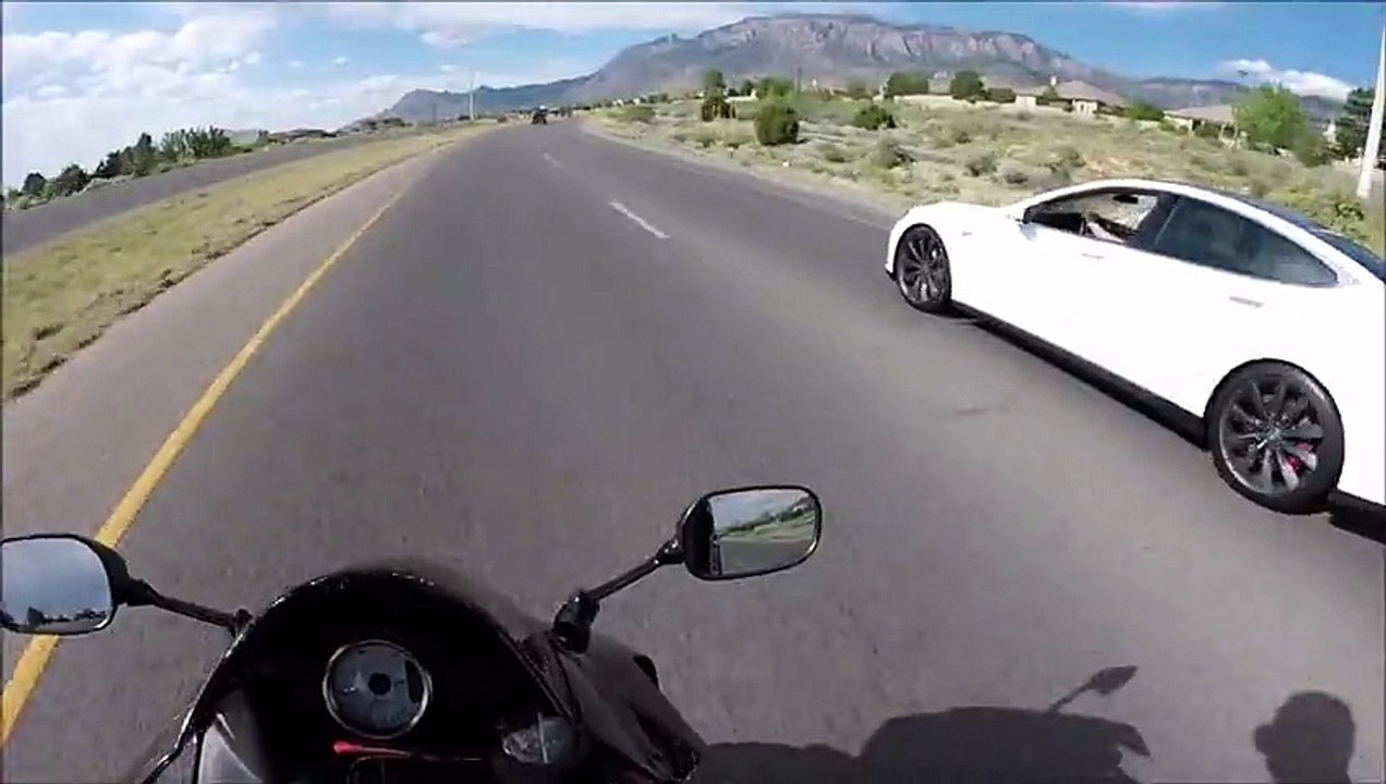 Course sauvage entre un motard et une Tesla Model S