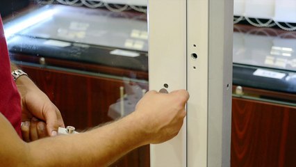 Zabezpečení okna otevřeného na ventilaci - zámek na okno ABUS FO500 - zabezpečení oken