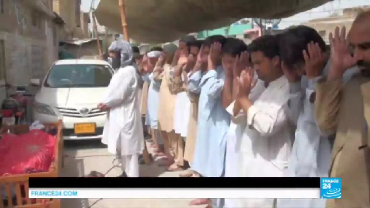 Pakistan : les Pakistanais pleurent leurs morts après l'attentat-suicide meurtrier de Quetta