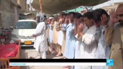 Pakistan : les Pakistanais pleurent leurs morts après l'attentat-suicide meurtrier de Quetta