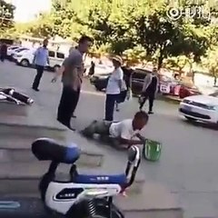 Pedinte sem pernas  desmascarado  em plena rua.