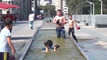 Süs Havuzunda Çocukların Yüzme Keyfi