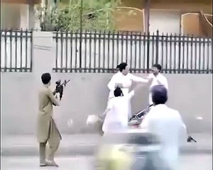 OMG!!! Teenager takes out M-16 rifle during road rage in Peshawar