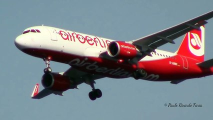 Ce pilote d'avion fait une manœuvre très périlleuse pour atterrir.