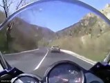 Un chauffard empeche un motard de le doubler et le percute