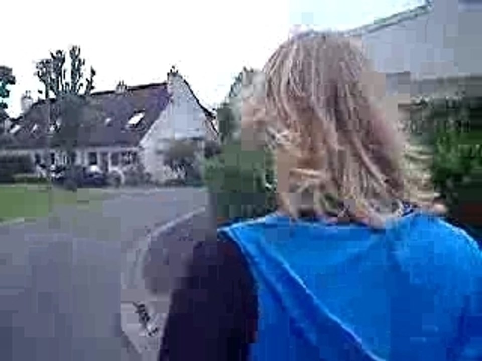 Deux connes dans la rue.