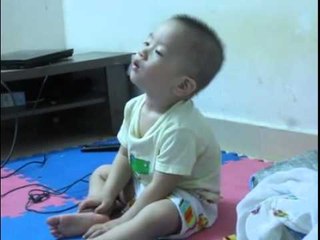 Bé trau ngủ gật bá đạo