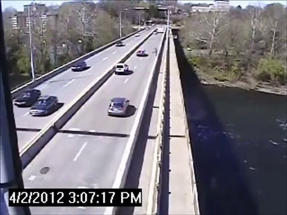 Une voiture renverse un vélo et prend la fuite