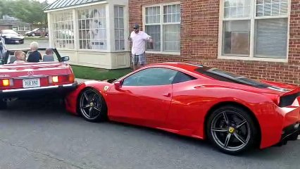¿Le saldrá caro? Montó su carro encima de un Ferrari mientras se estacionaba