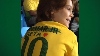 Garoto risca o nome de Neymar e escreve o de Marta em camisa da seleção