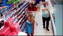 Incroyable ! Un gros pervers profite de l’inattention d'une femme dans un supermarché pour photographier sous sa jupe