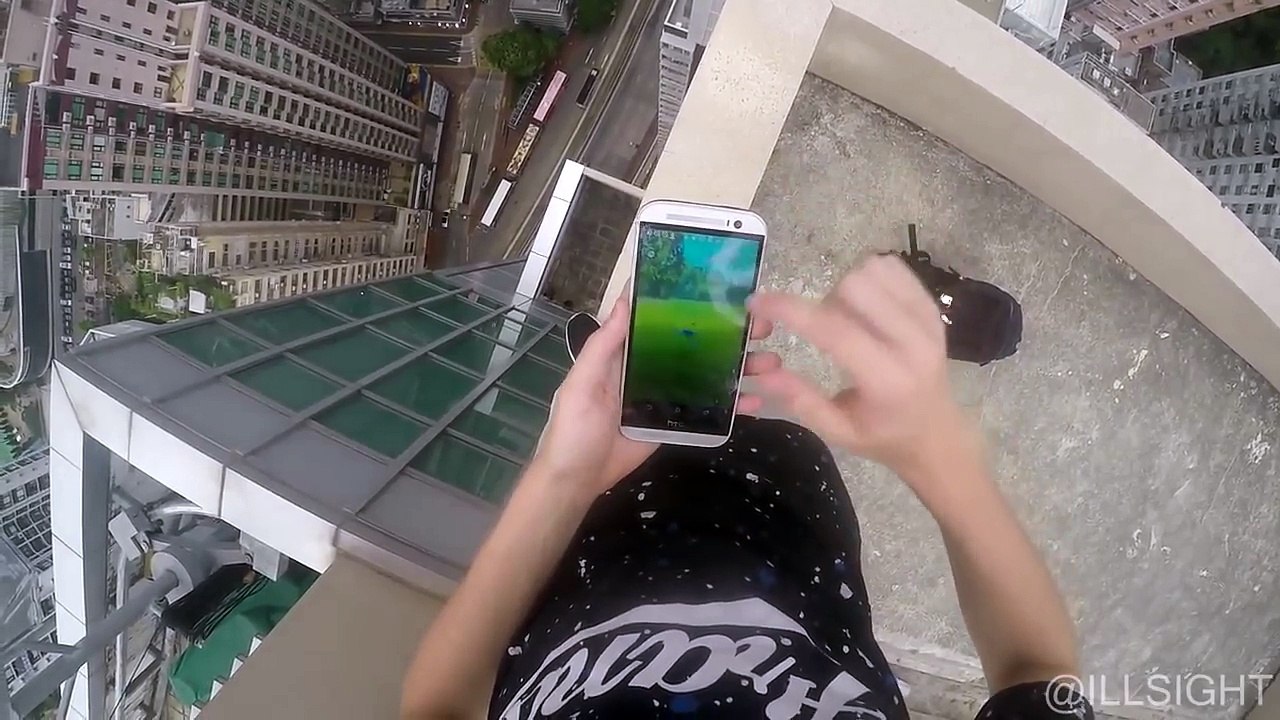 Jouer à Pokemon Go sur le bord d'un toit