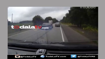 Terrible choque frontal en Rusia: salieron despedidos y los atropelló otro auto-Video