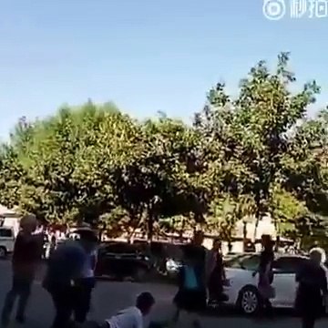 Un amputé quête de l'argent aux passants. Puis ce qu'un homme va lui faire va vous laisser sous le choc!