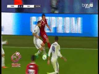 Télécharger la video: هدف ريال مدريد الثالث ( ريال مدريد3 -2 اشبيلية ) كأس السوبر الأوروبي 2016