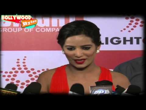 MUST WATCH : Poonam Pandey Shows BOOBS For Fans!!