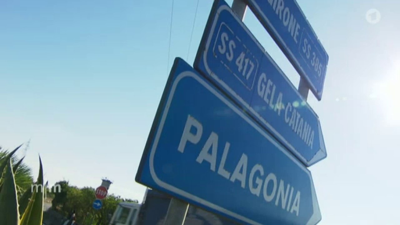 Sizilien: Ausbeutung von Flüchtlingen | Sicily: exploiting refugees (English subtitles)