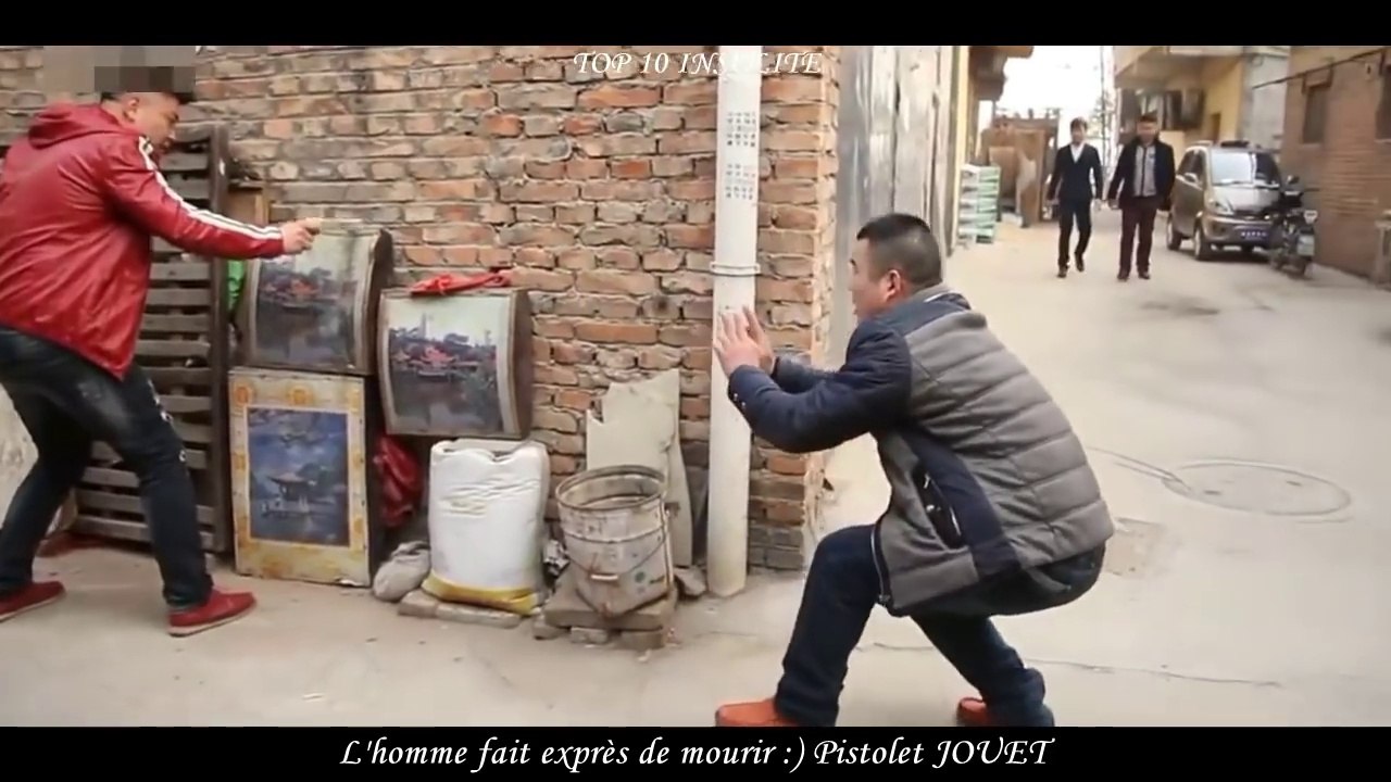 TOP 10 Minute INCROYABLE BLAGUE ARME à FEU 'Non, ne me tue pas !' SUPER DRÔLE Tu va PLEURER de RIRE