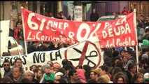 Miles de uruguayos protestan contra plan de recortes en la educación